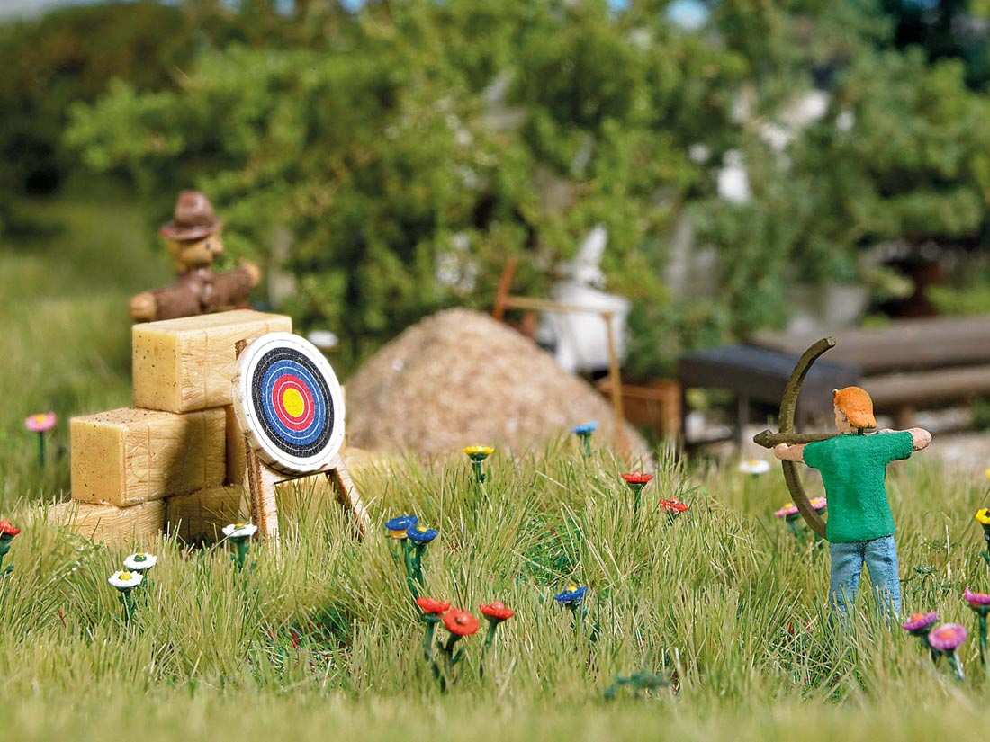 HO-Figures-Archer-with-target-Busch-7865_b_0.jpg