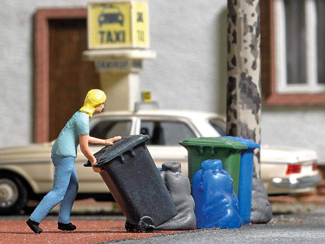 HO-Figures-Woman-with-garbage-cans-Busch-7874_b_0.jpg