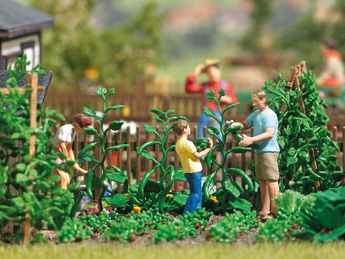 HO-Figures-cucumber-harvest-Busch-7877_b_0.jpg