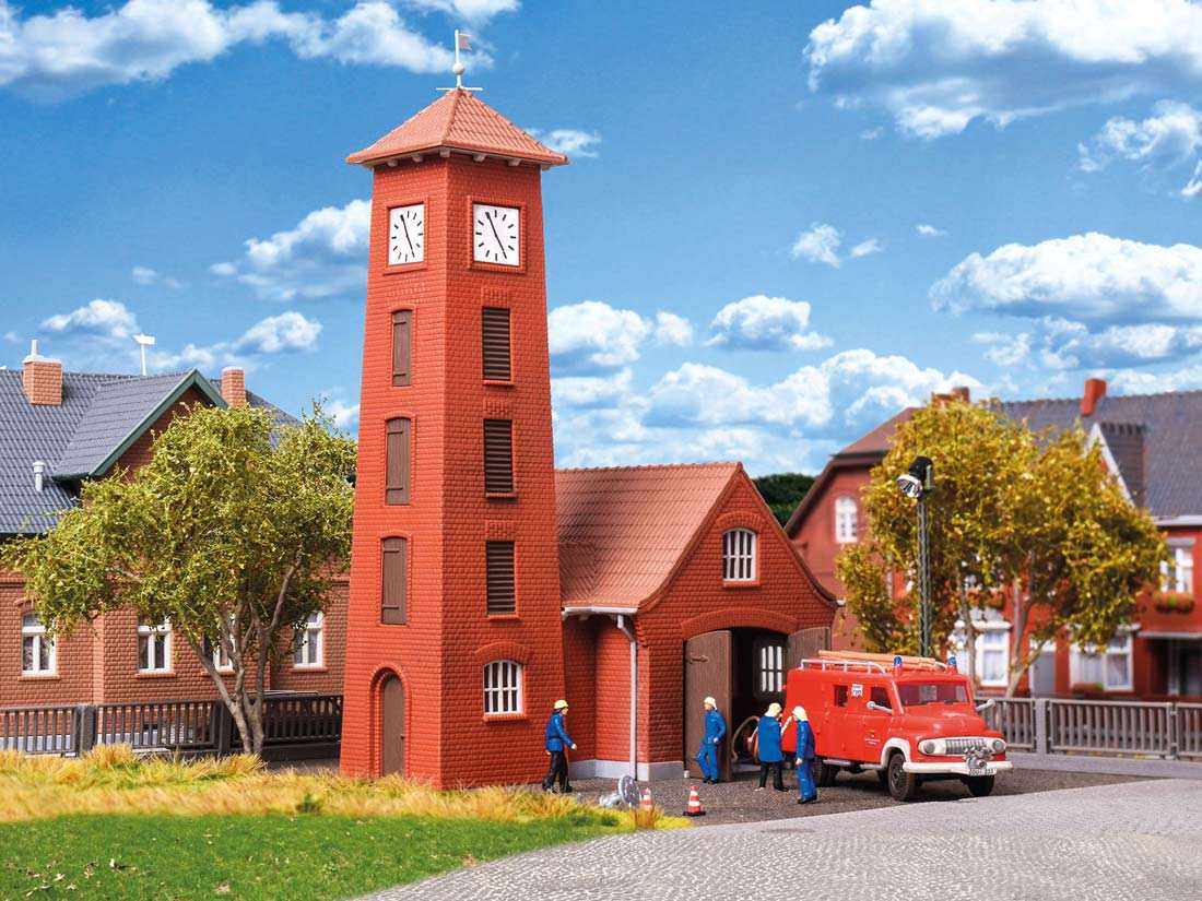 HO-Fire-station-Bahlburg-Lueneburg-with-Ford-FK-2500-Kibri-39210_b_0.jpg