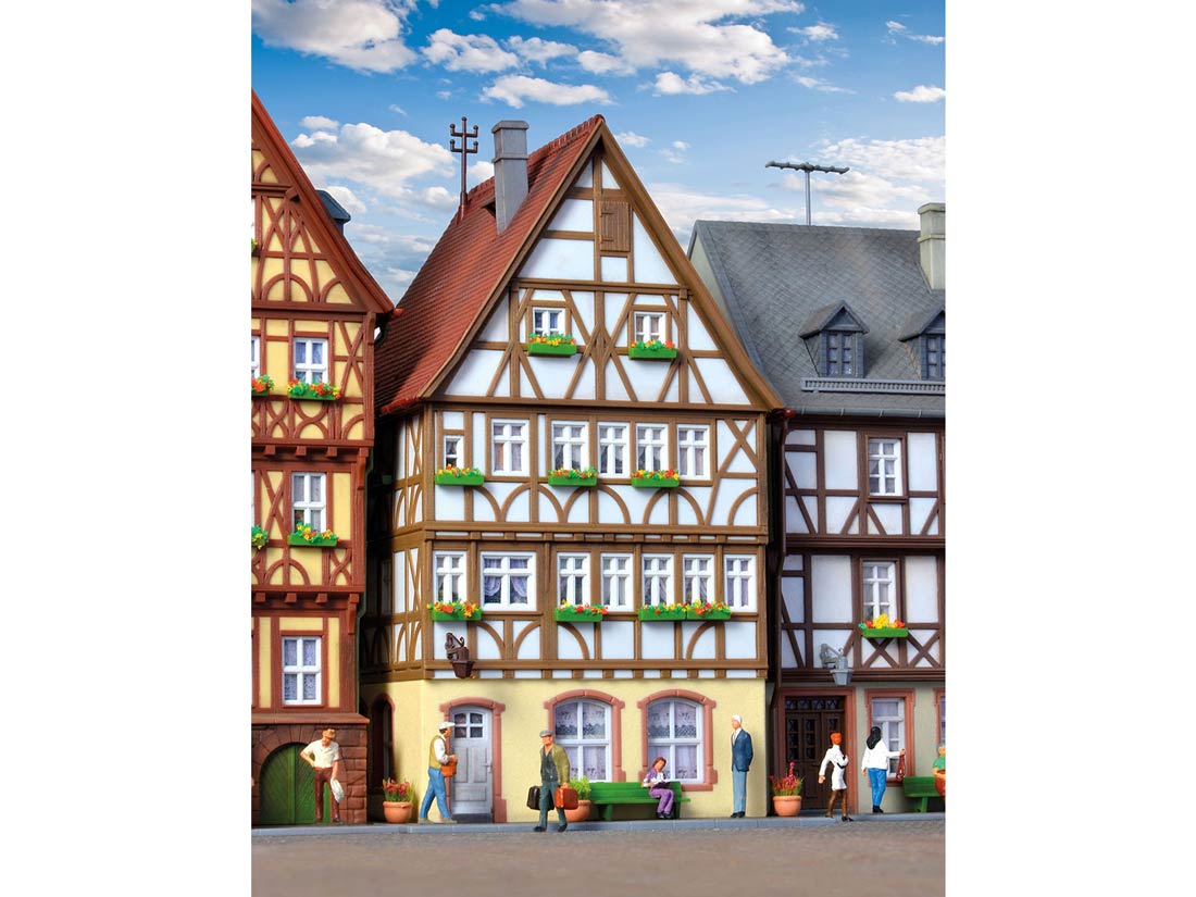 HO-Half-timbered-house-on-the-market-in-Miltenberg-Kibri-38903_b_0.jpg