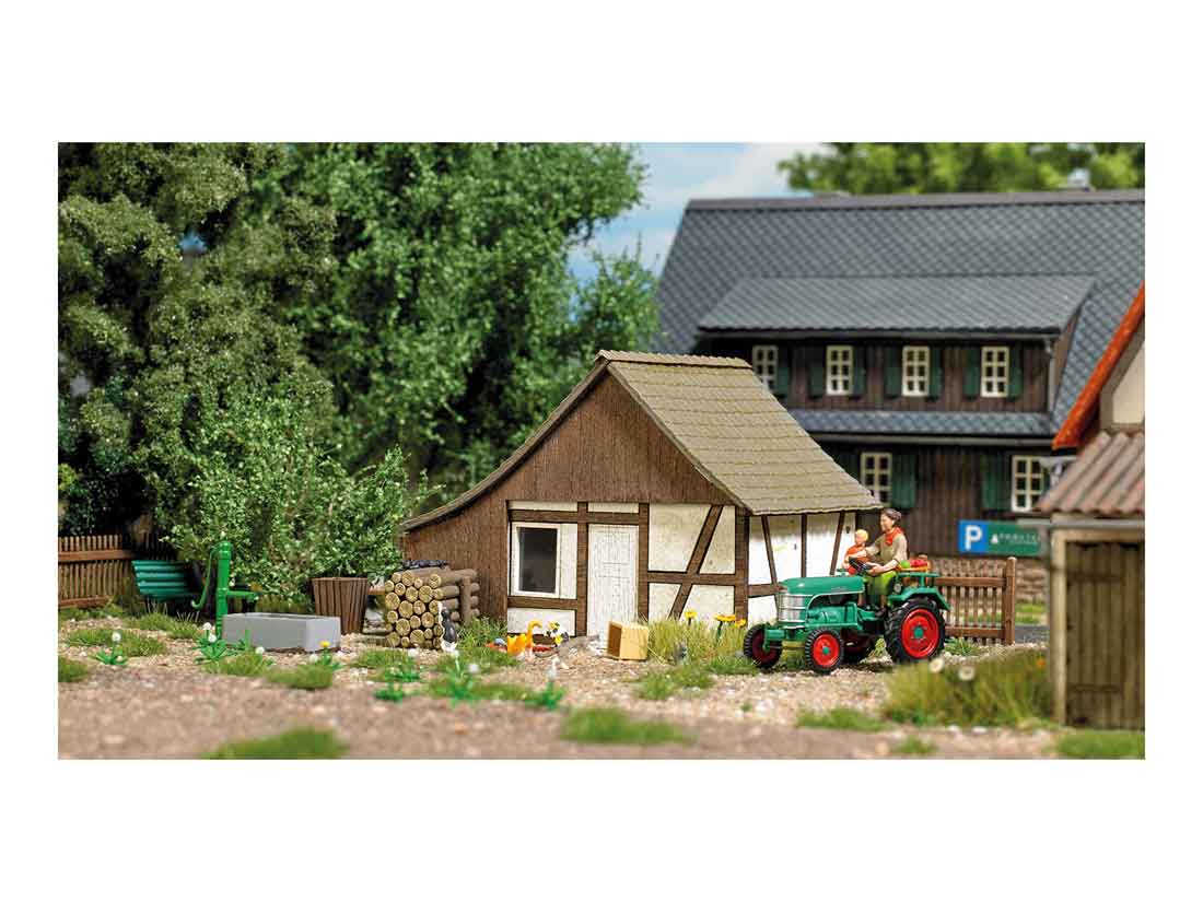 HO-Half-timbered-shed-with-wooden-extension-Busch-1903_b_0.jpg