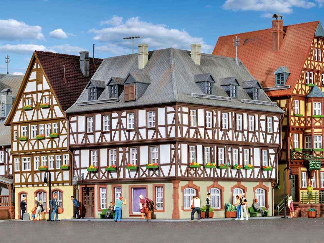 HO-half-timbered-corner-house-Miltenberg-Kibri-38904_b_0.jpg